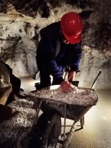 Přípravy na sezónu v jeskyni Na Špičáku, březen 2025